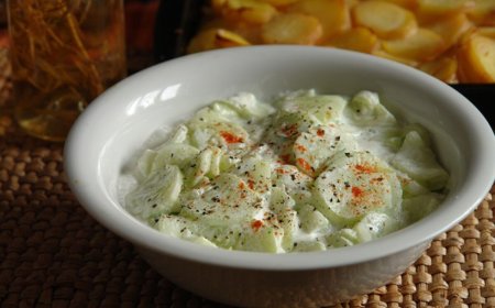 Tejfölös uborkasaláta