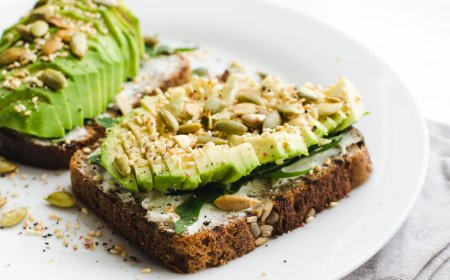 Avokádós pirítós teljes kiőrlésű kenyérrel