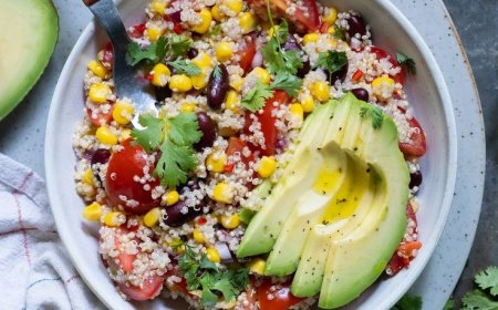 Quinoa saláta avokádóval és paradicsommal
