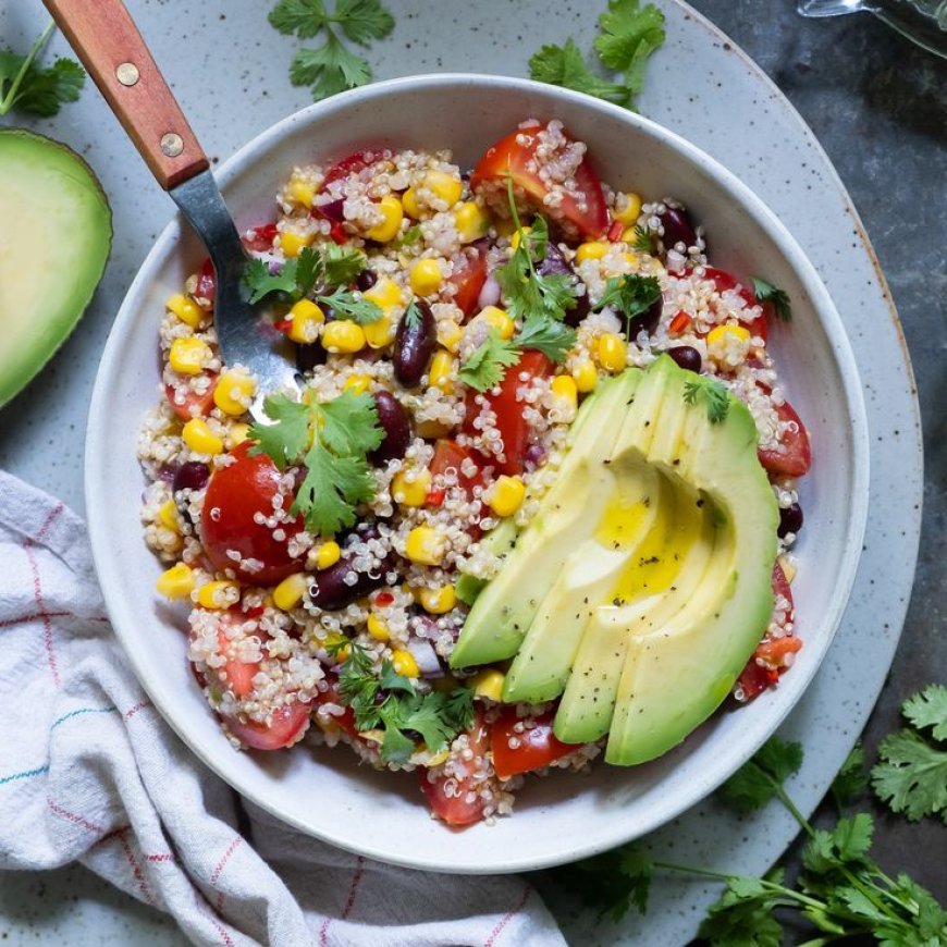 Quinoa saláta avokádóval és paradicsommal