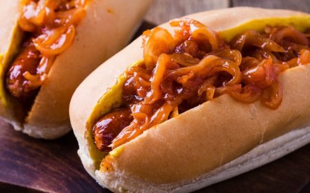 Hot dog karamellizált hagymával